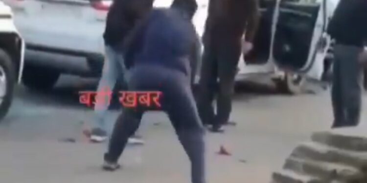बांधवगढ के SDM अमित सिंहपर दो युवकों ने मारपीट का लगाया आरोप। देखे वायरल वीडियो