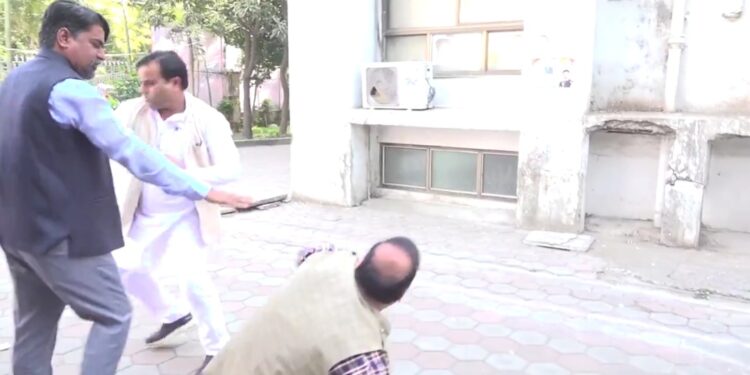 भोपाल पीसीसी में आपस में भिड़ गए कांग्रेस नेता कमलनाथ और दिग्विजय के समर्थक नेताओं के बीच हुई जमकर मारपीट, एक दूसरे को बकी खूब गालियां, कैमरे में कैद देखे