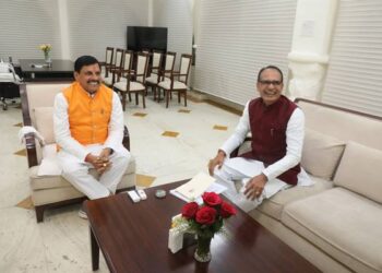 मुख्यमंत्री डॉ. यादव से पूर्व मुख्यमंत्री श्री चौहान ने सौजन्य भेंट की