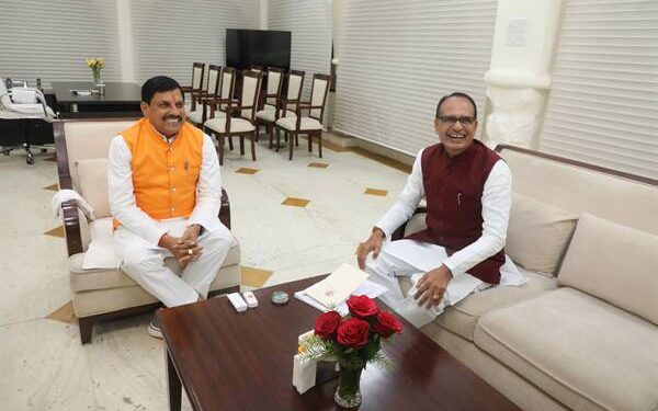 मुख्यमंत्री डॉ. यादव से पूर्व मुख्यमंत्री श्री चौहान ने सौजन्य भेंट की