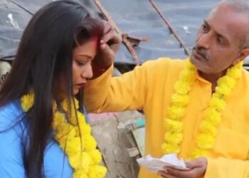 लड़की ने नहीं जमा की फीस, मास्टर साहब ने भर दी मांग, रचा ली शादी वायरल VIDEO