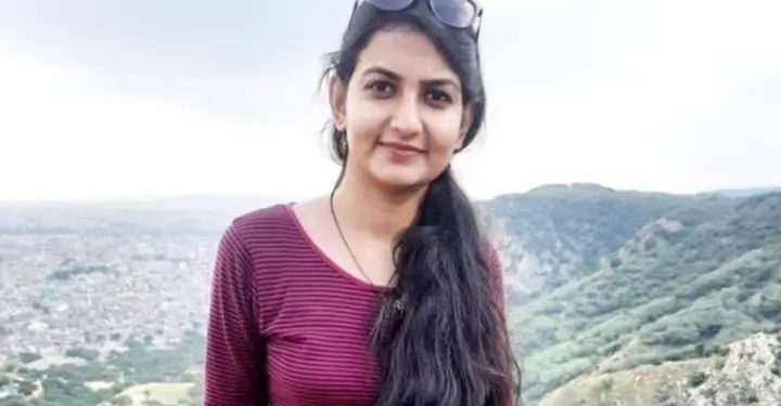 मेहंदी लगाने के बाद नहाने गई बेटी डेढ़ घंटे तक नहीं निकली बाहर तो परिजनों ने तोड़ा दरवाजा, मंजर देख मच गया हाहाकार