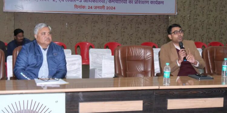 प्रश्नपत्र कलेक्ट करने वाले को पुलिस थाने और परीक्षा केंद्र पर सेल्फी लेकर एप पर भेजनी होगी