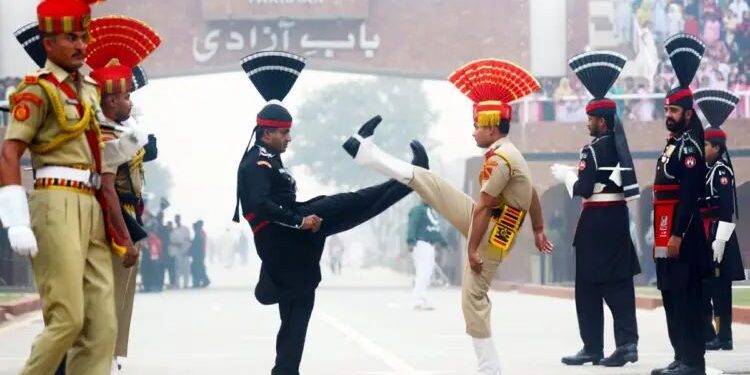 अटारी-वाघा बॉर्डर पर देशभक्ति की सुनामी, बीटिंग रिट्रीट सेरेमनी में भारतीय जवानों का जोश देख गर्व से चौड़ा हुआ सीना