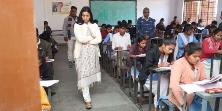 कलेक्टर ने किया बोर्ड परीक्षा केन्द्रों का आकस्मिक निरीक्षण
