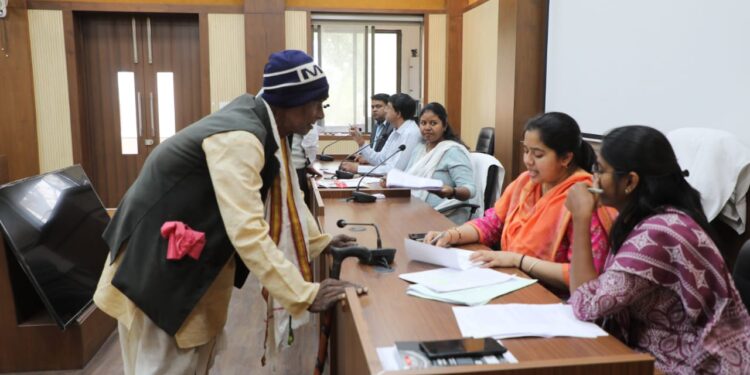 जनसुनवाई में दूर दराज से पहुंचे नागरिकों के 122 आवेदनों पर अधिकारियों ने की सुनवाई विभागीय अधिकारियों को आवेदनों पर कार्यवाही के दिए निर्देश