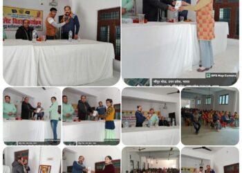 स्मार्टफोन पाकर छात्राओं के खिले चेहरे