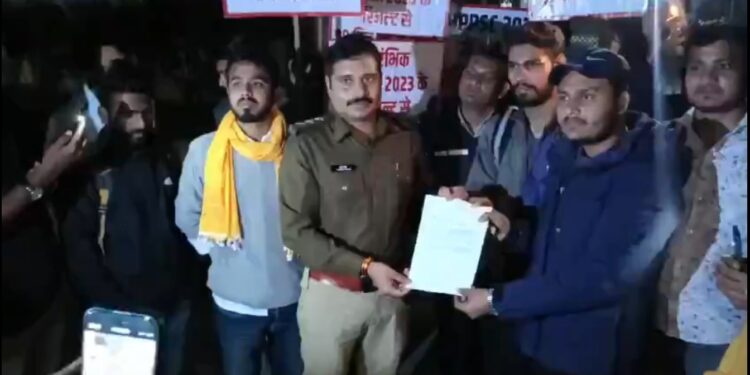 रात 11:30 बजे पीएससी के बाहर चल रहा प्रदर्शन खत्म हुआ। VIDEO