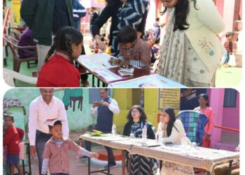 एफएलएन (मूलभूत साक्षरता और संख्यात्मकता) मेला में शामिल हुई कलेक्टर  बच्चों द्वारा की जा रही गतिविधियों को देखा