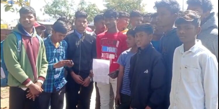 *एसडीएम से की शिकायत; पोहा और मुरमुरा खाकर दिन काट रहे छात्रावास के बच्चे*