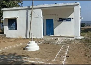 देखिऐ कार्यालय का ताला,,,, सिर्फ साल मे 15 अगस्त व 26 जनवरी को ही खुलता है