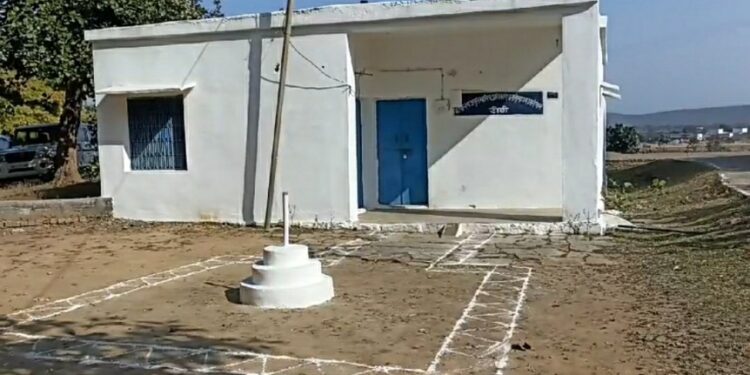 देखिऐ कार्यालय का ताला,,,, सिर्फ साल मे 15 अगस्त व 26 जनवरी को ही खुलता है