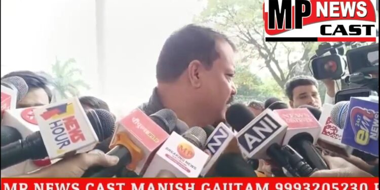 भोपाल नेता प्रतिपक्ष उमंग सिंघार बोले आयकर विभाग अगर नोटिस दे रहा है तो ठीक है, यह सामान्य प्रक्रिया है, लेकिन पांच साल पहले के जवाब आज क्यों मांगे जा रहे हैं। चुनाव आ गए तो दबाव बनाने की राजनीति हो रही है। IT के माध्यम से भाजपा सरकार कांग्रेस के नेताओं को ब्लैकमेल करने की कोशिश कर रही है