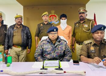 *थाना ठठिया पुलिस द्वारा दिनांक 09.02.2024 को थाना क्षेत्र में हुई हत्या की घटना का सफल अनावरण करते हुए अभियुक्त को घटना में प्रयुक्त लकड़ी का डण्डा के साथ किया गया गिरफ्तार ।*