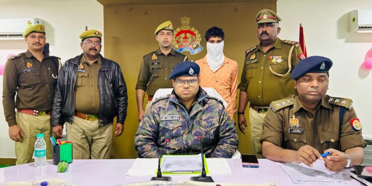 *थाना ठठिया पुलिस द्वारा दिनांक 09.02.2024 को थाना क्षेत्र में हुई हत्या की घटना का सफल अनावरण करते हुए अभियुक्त को घटना में प्रयुक्त लकड़ी का डण्डा के साथ किया गया गिरफ्तार ।*