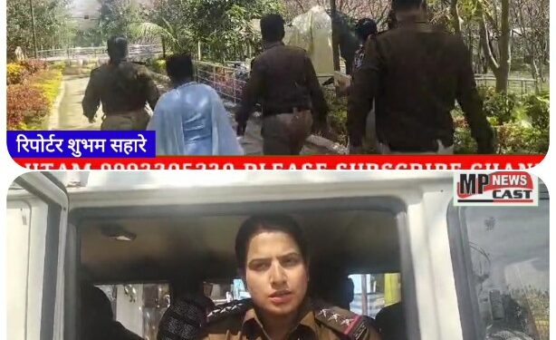 *पुलिस ने पकड़े लैला-मजनू के जोड़े*   *देखें VIDEO पुलिस ने लगवाई उठक बैठक*