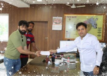 पुलिस अधीक्षक अभिजीत रंजन द्वारा 5000/- रुपये की सहायता राशि प्रदान की गयी साथ ही खिलाड़ियों को टूर्नामेंट जीतने हेतु शुभकामनायें दी गयी।