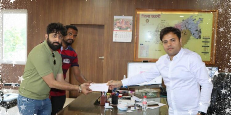 पुलिस अधीक्षक अभिजीत रंजन द्वारा 5000/- रुपये की सहायता राशि प्रदान की गयी साथ ही खिलाड़ियों को टूर्नामेंट जीतने हेतु शुभकामनायें दी गयी।