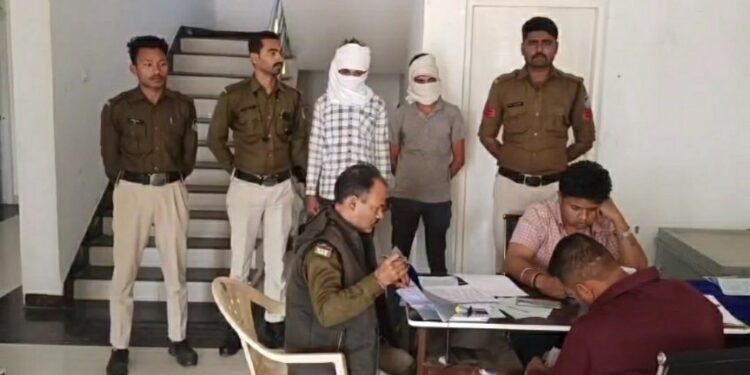 पुलिस की कार्रवाई-गांजा तस्करी करते दो युवकों को पुलिस ने किया गिरफ्तार, दस किलो गांजा,दो पहिया वाहन,मोबाइल जब्त।