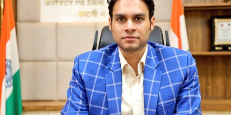 सीएम हेल्पलाईन की 50 दिवस एवं ग्रेडिंग की लंबित शिकायतों का उपस्थित होकर करायें निराकरण – कलेक्टर श्री प्रसाद