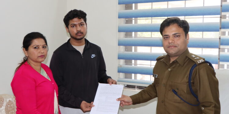 पिता की असामयिक निधन के बाद अभय प्रताप सिंह को दी गई नव आरक्षक पद पर अनुकंपा नियुक्ति