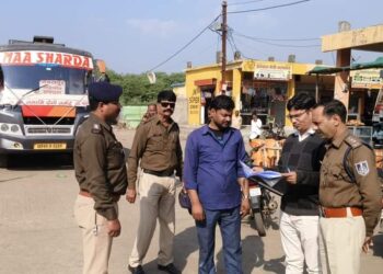 परिवहन एवं यातायात पुलिस ने की वाहनों की चेकिंग