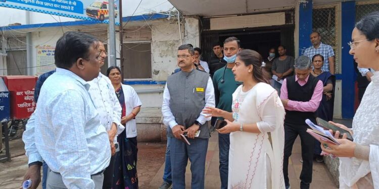 नर्मदापुरम कलेक्टर सुश्री सोनिया मीना द्वारा जिला अस्पताल में हरदा से आने वाले घायलों के उपचार के संबंध में समुचित व्यवस्थाओं का अवलोकन किया जा रहा है।