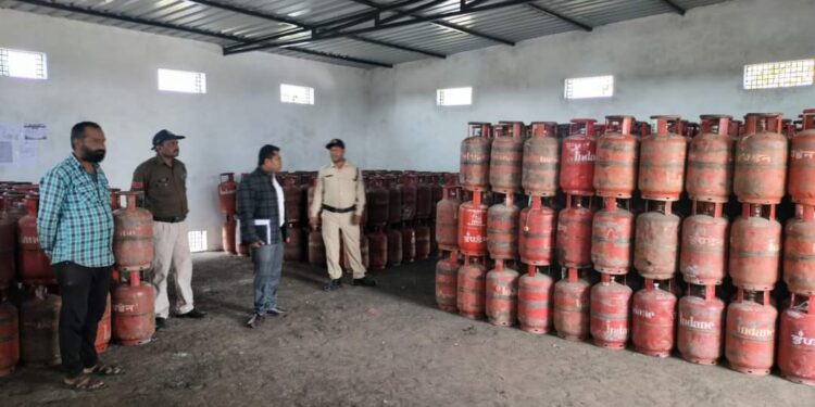 चौरई के अंतर्गत राजस्व अनुविभागीय अधिकारी, एस.डी.ओ.पी.,तहसीलदार और फूड इंस्पेक्टर द्वारा ग्राम खमरा में जांच के दौरान एक मकान में गैस सिलेंडर रखे हुए पाए जाने पर मौके पर कार्रवाई करते हुये 17 गैस सिलेंडर जप्त किये गये ।