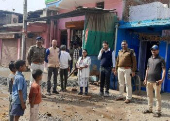 पटाखा दुकानों और गोदामों का अधिकारियों ने किया निरीक्षण