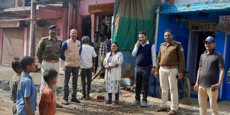 पटाखा दुकानों और गोदामों का अधिकारियों ने किया निरीक्षण