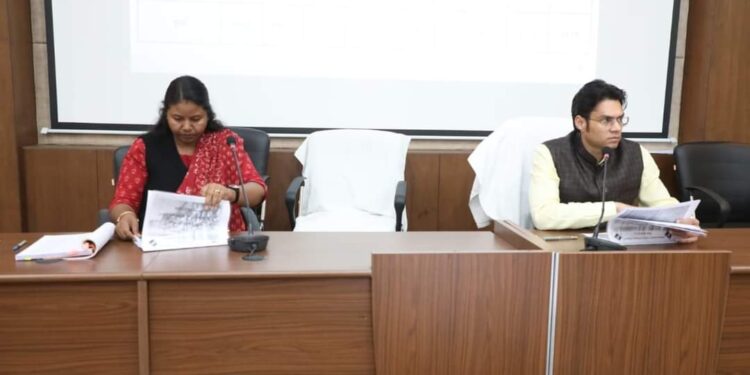 जिले की चार विधानसभा क्षेत्रों में बढ़े 5 हजार 91 मतदाता, निर्वाचक नामावली का हुआ अंतिम प्रकाशन कलेक्टर श्री प्रसाद की मौजूदगी में दी गई राजनैनिक दलों को मतदाता सूची