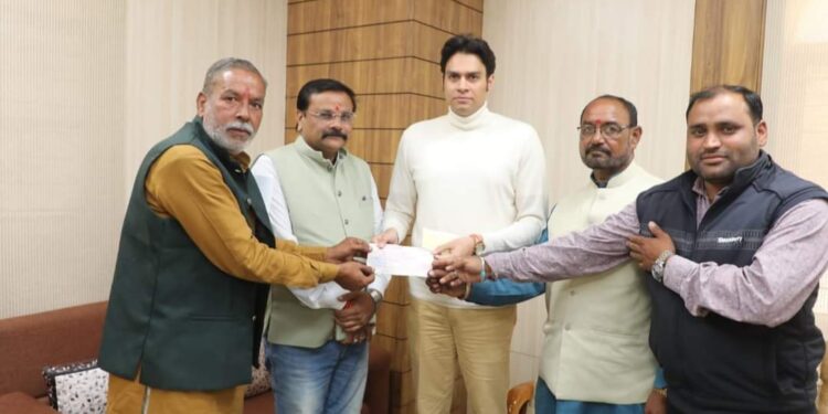 कलेक्टर अविप्रसाद की पहल पर कुपोषण मुक्त कटनी हेतु उठे हांथ    कलेक्टर श्री प्रसाद को भेंट किया 91 हजार रूपये का चैक