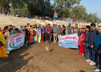 संगम घाट को स्वच्छ करने जनप्रतिनिधियों और अधिकारियों ने किया श्रमदान