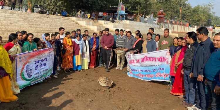 संगम घाट को स्वच्छ करने जनप्रतिनिधियों और अधिकारियों ने किया श्रमदान