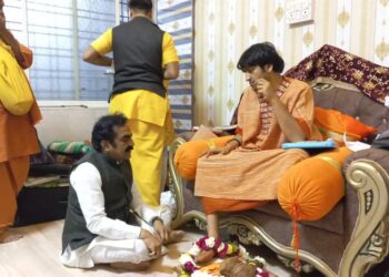 आज बागेश्वर धाम पर मध्यप्रदेश के पीडब्ल्यूडी मंत्री राकेश सिंह बागेश्वर धाम पहुंचे श्रीराकेश सिंह ने बागेश्वर बालाजी भगवान के दर्शन किए…पूज्य सरकार का आशीर्वाद लिया और चल रहे महाकुंभ के बारे में चर्चा भी की…