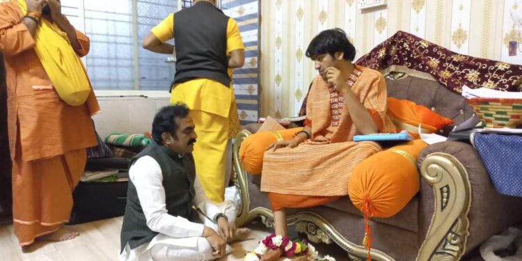 आज बागेश्वर धाम पर मध्यप्रदेश के पीडब्ल्यूडी मंत्री राकेश सिंह बागेश्वर धाम पहुंचे श्रीराकेश सिंह ने बागेश्वर बालाजी भगवान के दर्शन किए…पूज्य सरकार का आशीर्वाद लिया और चल रहे महाकुंभ के बारे में चर्चा भी की…
