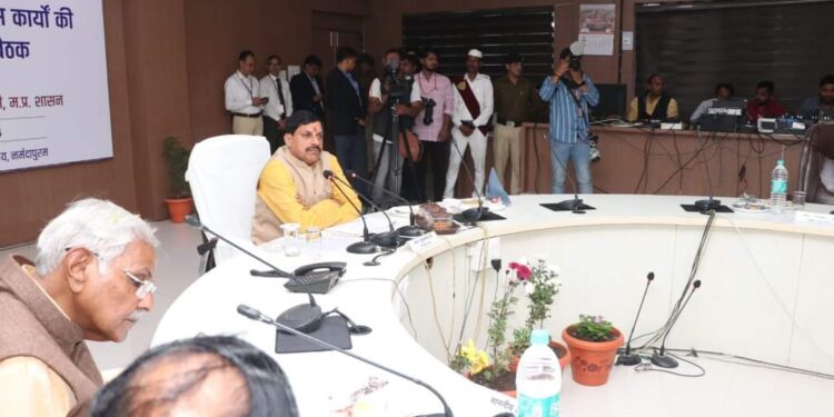 रेलवे स्टेशनों पर पीड़ित यात्रियों की मदद के लिए “हेल्प डेस्क” बनाएं पुलिस, होमगार्ड और जेल विभाग में पदोन्नति प्रक्रिया फरवरी माह के अंत तक पूर्ण करने के निर्देश दिए मुख्यमंत्री डॉ. यादव ने मुख्यमंत्री डॉ. यादव ने नर्मदापुरम संभाग में कानून व्यवस्था की समीक्षा की