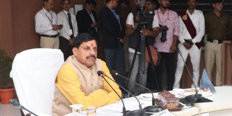 कलेक्‍टर्स एक सप्ताह में करें जनप्रतिनिधियों के साथ त्रैमासिक बैठक : मुख्‍यमंत्री डॉ मोहन यादव  पेयजल व्यवस्थाओं को और बनाएं सुदृढ़  शीघ्र ही पटवारियों की पदस्थापना की जाएगी मुख्‍यमंत्री ने विकास कार्यों की कि संभागीय समीक्षा