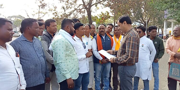 *छात्रावास में मची भारी लूट बच्चों का मुंह का निवाला छीनकर छात्रावास अधीक्षक भर रहे हैं अपना घर*  **अनुविभागीय अधिकारी- प्रभात मिश्रा चौरई को सौपा ज्ञापन*****