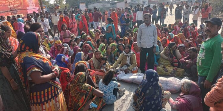 *पहले लावारिस हालत में मिली कार, फिर जंगल के समीप सूखी नहर में पाई गई लापता युवक की लाश* *हत्या की घटना से पनपा आक्रोश, परिजनों और ग्रामीणों ने शव रखकर किया प्रदर्शन, आरोपियों के घर बुल्डोजर चलवाने की रखी मांग*