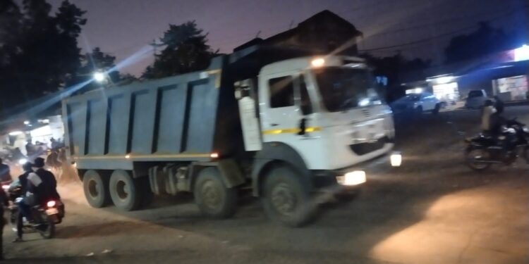 शासन से रेत का अवैध परिवहन रुक नहीं रहा है