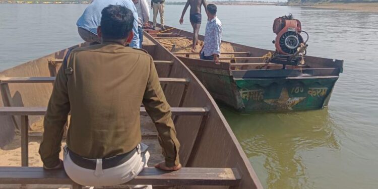 खनिज विभाग और पुलिस की टीम ने नर्मदा नदी से रेत का अवैध उत्खनन,परिवहन करती हुई नावों को पकड़ा,माफियाओं में हड़कंप…
