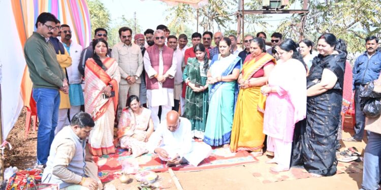 *विश्राम बाबा वार्ड मे महापौर श्रीमति प्रीति संजीव सूरी ने 1करोड 29 लाख से अधिक विकास कार्यों की दी सौगात पार्षद पूर्व महापौर राजकुमारी जैन वार्ड के वरिष्ठ नागरिक तुलसीदास परोहा जी से कराया भूमि पूजन *