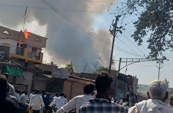 हरदा की पटाखा फैक्ट्री में ब्लास्ट,जबरजस्त विस्फोट से हाहाकार मचा,बेकाबू आग से फैली अफरातफरी,मौके पर दमकल पहुंची,बचाव व राहत कार्य जारी…।