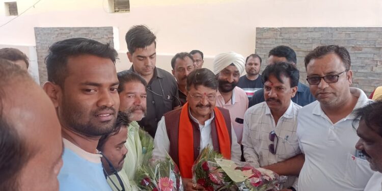 छिन्दवाड़ा आज दिनांक 6 फरवरी 2024 को मध्य प्रदेश शासन की कैबिनेट मंत्री श्री कैलाश विजयवर्गी जी नगरीय आवास नगरी विकास एवं आवास विभाग का छिंदवाड़ा द्वारा हुआ इस दौरे के दौरान मध्य प्रदेश नगर निगम नगर पालिका कर्मचारी संघ