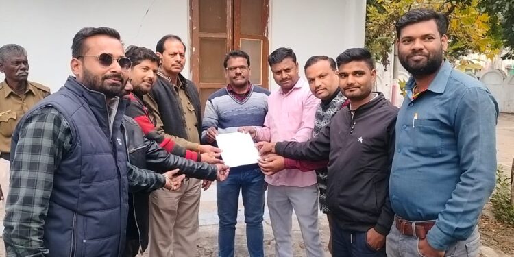 सागर में पत्रकार पर फिर हुआ झूठा मामला दर्ज निष्पक्ष जांच की मांग को लेकर देवरी में ज्ञापन।
