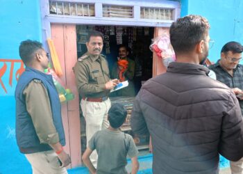 थाना प्रभारी बहोरीबंद द्वारा एवं तहसीलदार गौरव पांडे जी के साथ संयुक्त जांच कर क्षेत्राधिकार के अस्थाई पटाका लाइसेंसधारी व्यापारियों के दुकान व मकान में तलाश की गई।