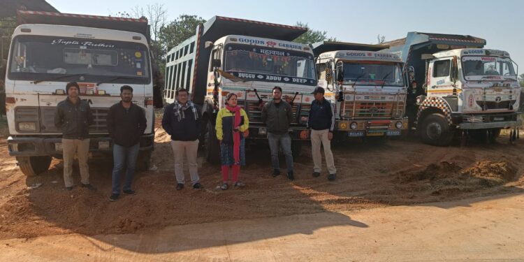 कलेक्टर के निर्देशन में संयुक्त टीम की छापामार कार्रवाई मिट्टी, गिट्टी ,रेत का अवैध परिवहन करते डंफर पकड़े,पिछले दिनों ओवर बॉडी डंपरों पर प्रशासन की कटर मशीन से मचा था हड़कंप…!