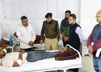 *कलेक्टर श्री सिंह ने जिला अस्पताल में घायल मरीजों के स्वास्थ्य की जानकारी ली*