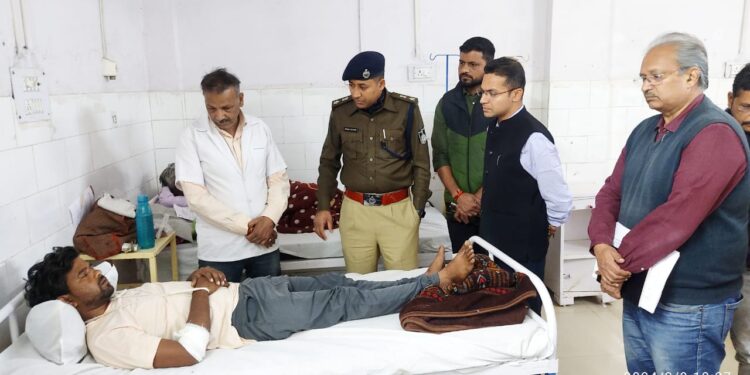 *कलेक्टर श्री सिंह ने जिला अस्पताल में घायल मरीजों के स्वास्थ्य की जानकारी ली*